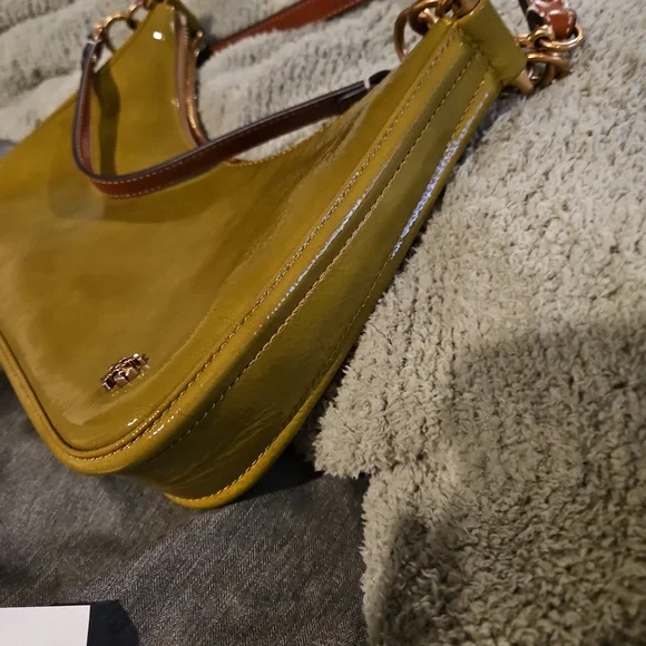Tory Burch Mercer Patent Crescent Bag in 🍐 - Picture 3 of 10